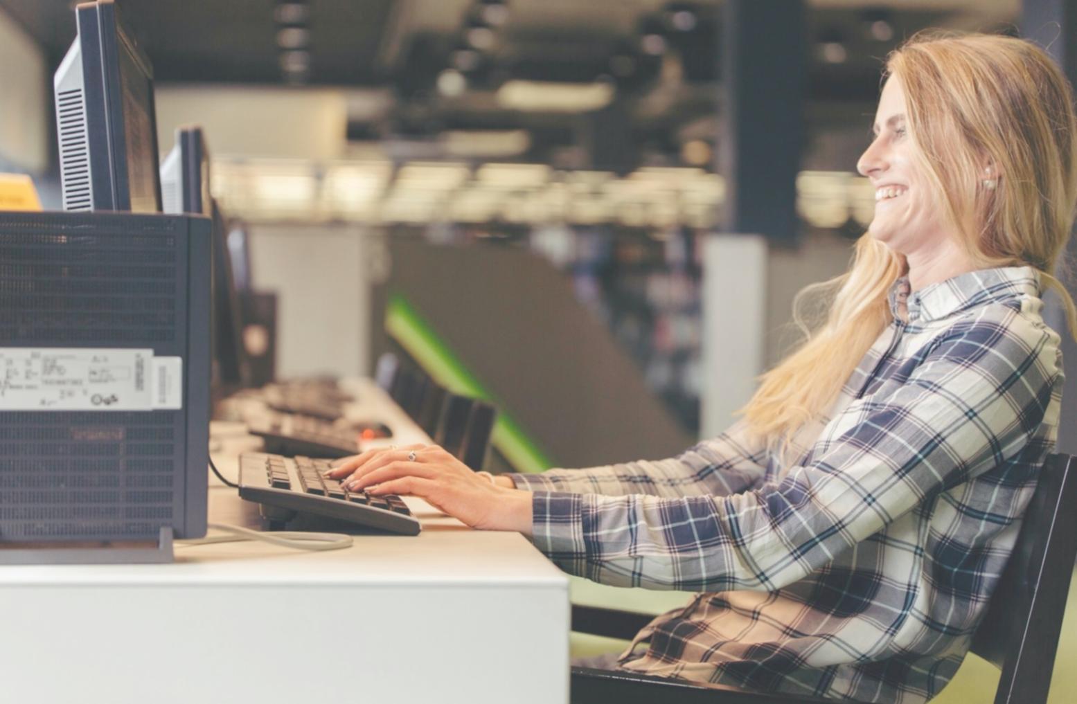 Étudiants analysant des graphiques économiques lors d'une session de formation